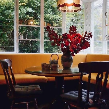 Harrys House Warburton - Peaceful Riverside Cottage In The Perfect Location المظهر الخارجي الصورة