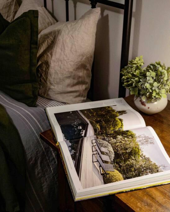 Harrys House Warburton - Peaceful Riverside Cottage In The Perfect Location المظهر الخارجي الصورة