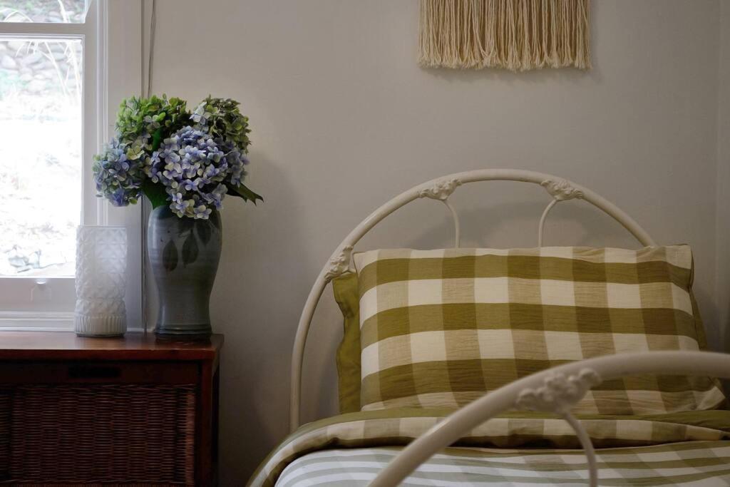 Harrys House Warburton - Peaceful Riverside Cottage In The Perfect Location المظهر الخارجي الصورة