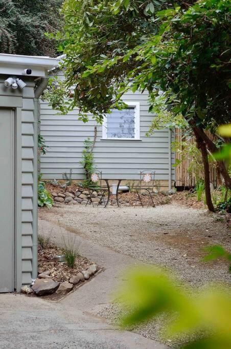 Harrys House Warburton - Peaceful Riverside Cottage In The Perfect Location المظهر الخارجي الصورة