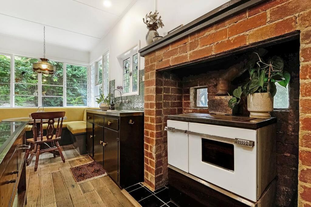 Harrys House Warburton - Peaceful Riverside Cottage In The Perfect Location المظهر الخارجي الصورة
